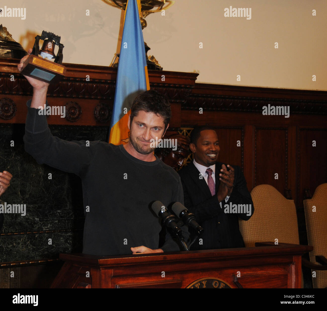 Gerard Butler e Jamie Foxx Stelle del prossimo film, 'rispettosi della legge cittadino", sono presentati con un Liberty Bell statua durante Foto Stock