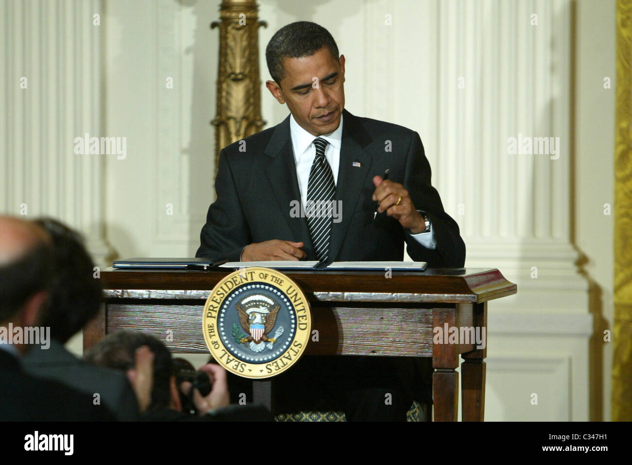 Il Presidente Usa Barack Obama firma una serie di ordini esecutivi sulle emissioni delle automobili e il rendimento del carburante standard nell est della camera Foto Stock