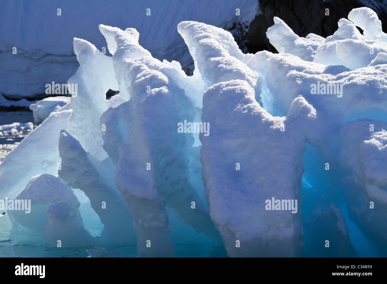 La formazione di ghiaccio galleggianti intorno Melchior isole in estate, Penisola Antartica, Antartide Foto Stock