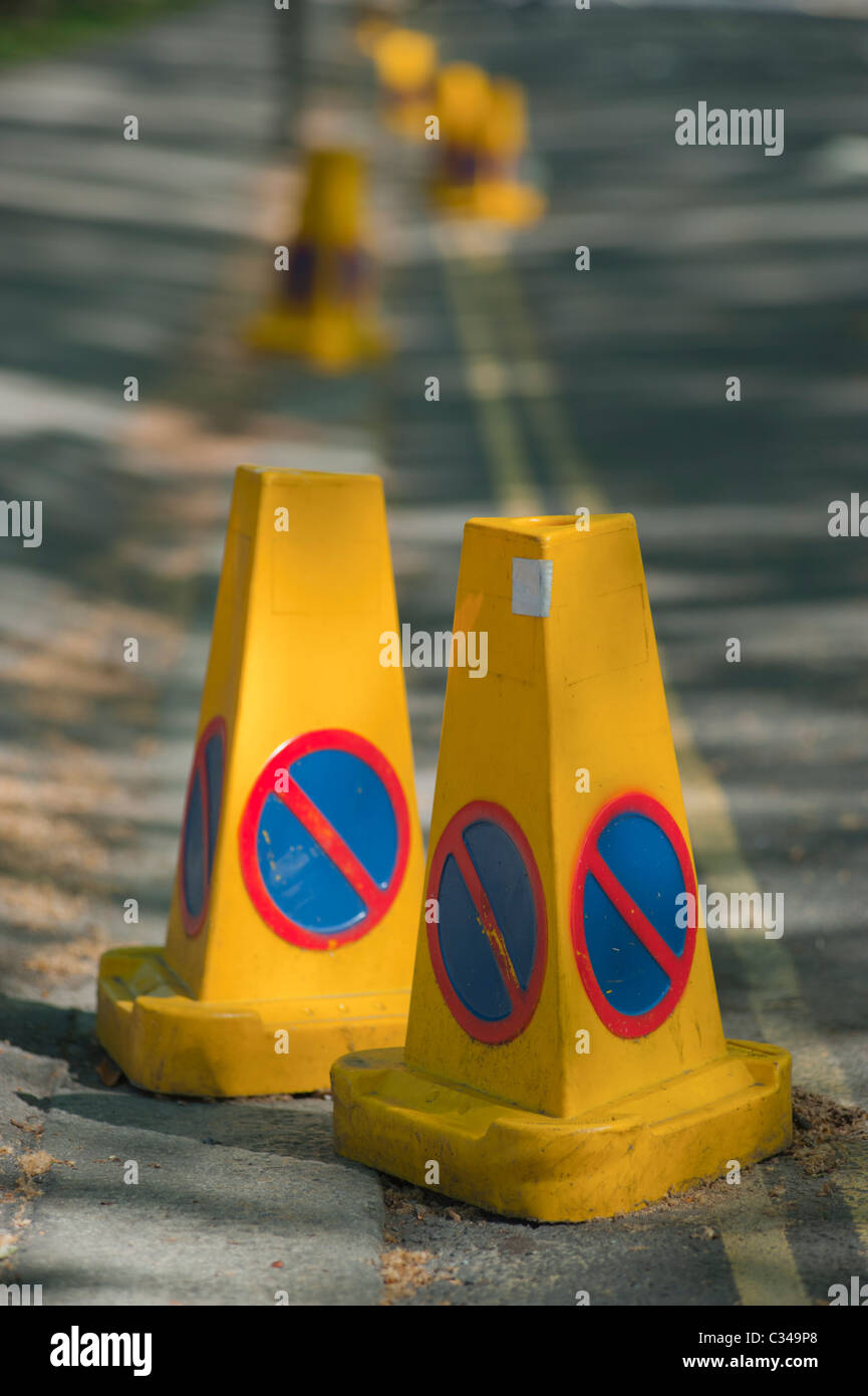Bitte in plastica che designa limitata zona di parcheggio in centro a Londra. Foto Stock