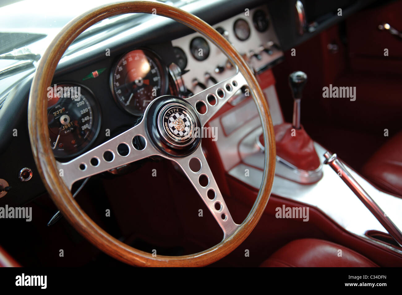 Dettaglio colpo del volante di sterzo e la scatola degli ingranaggi di una Jaguar E tipo vintage british auto sportiva Foto Stock