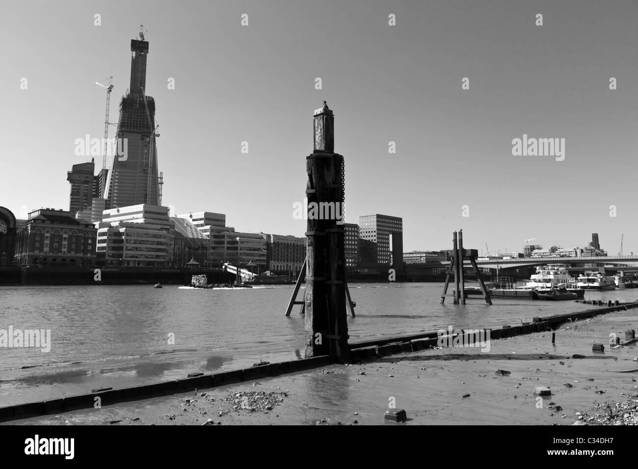 Il frammento di vetro grattacielo in costruzione. Preso dal fiume Tamigi con la bassa marea, Londra, Regno Unito. Foto Stock