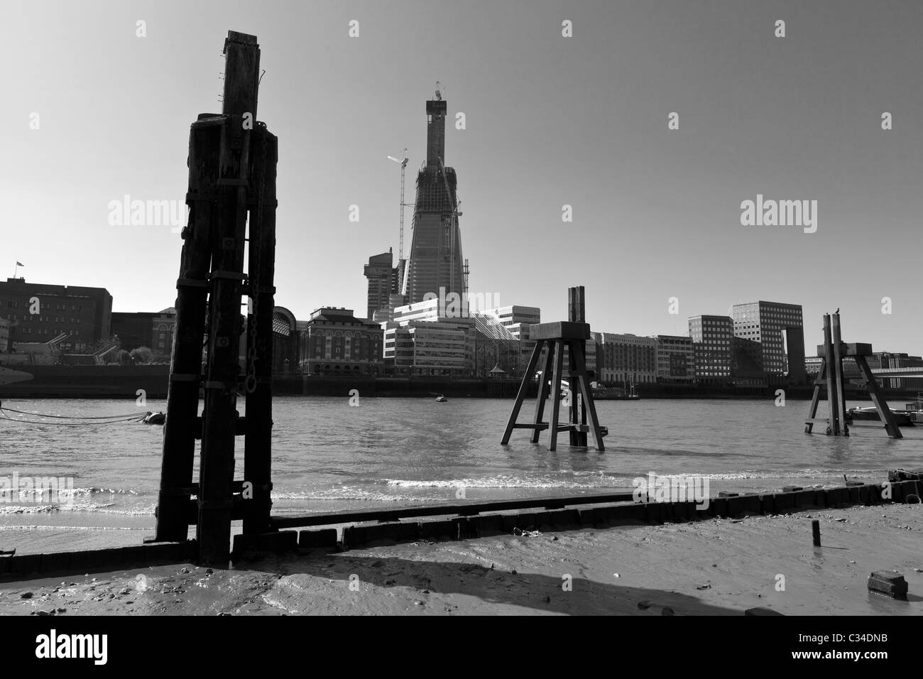 Il frammento di vetro grattacielo in costruzione. Preso dal fiume Tamigi con la bassa marea, Londra, Regno Unito. Foto Stock