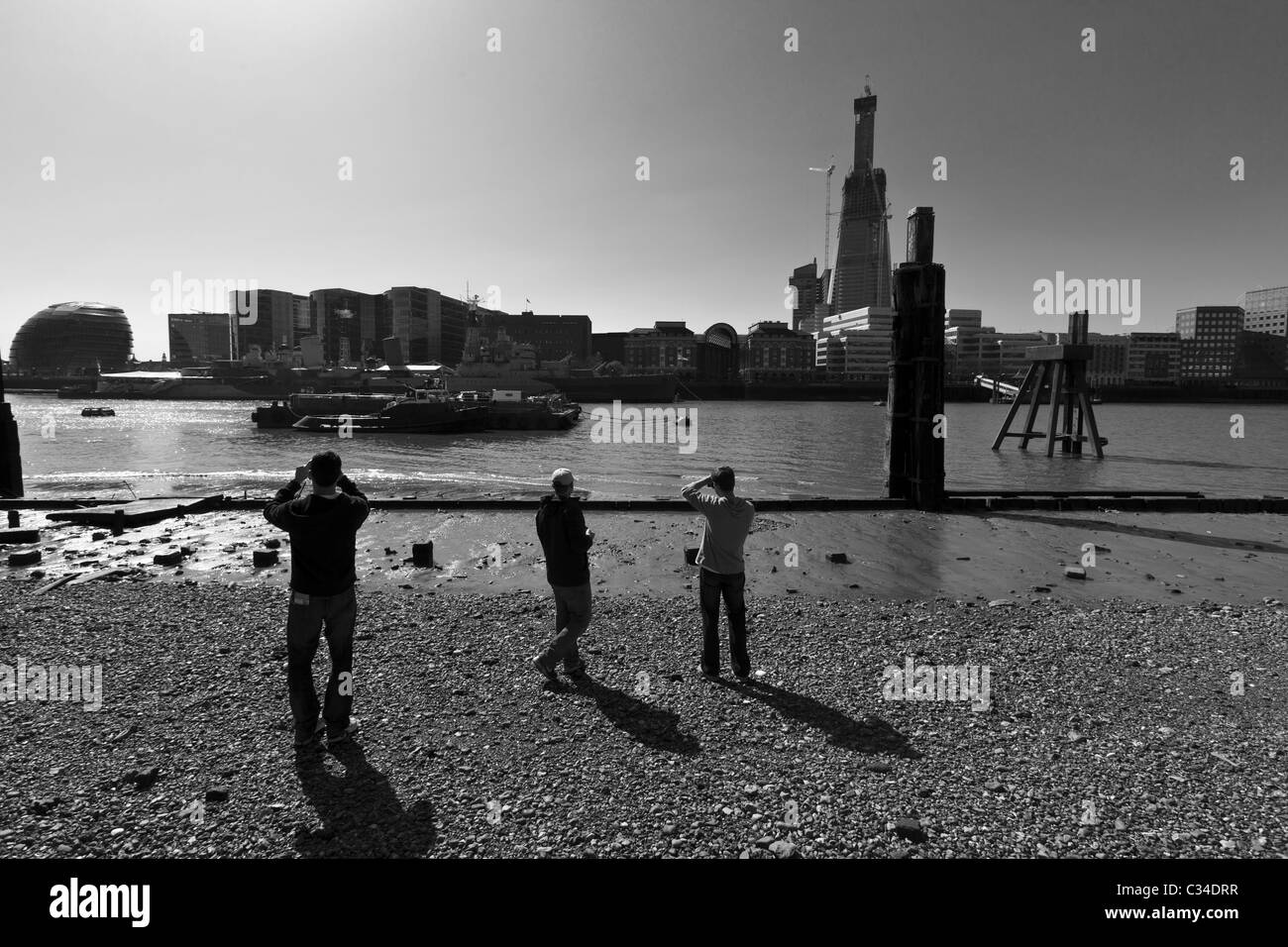 Il frammento di vetro grattacielo in costruzione. Preso dal fiume Tamigi con la bassa marea, Londra, Regno Unito. Foto Stock