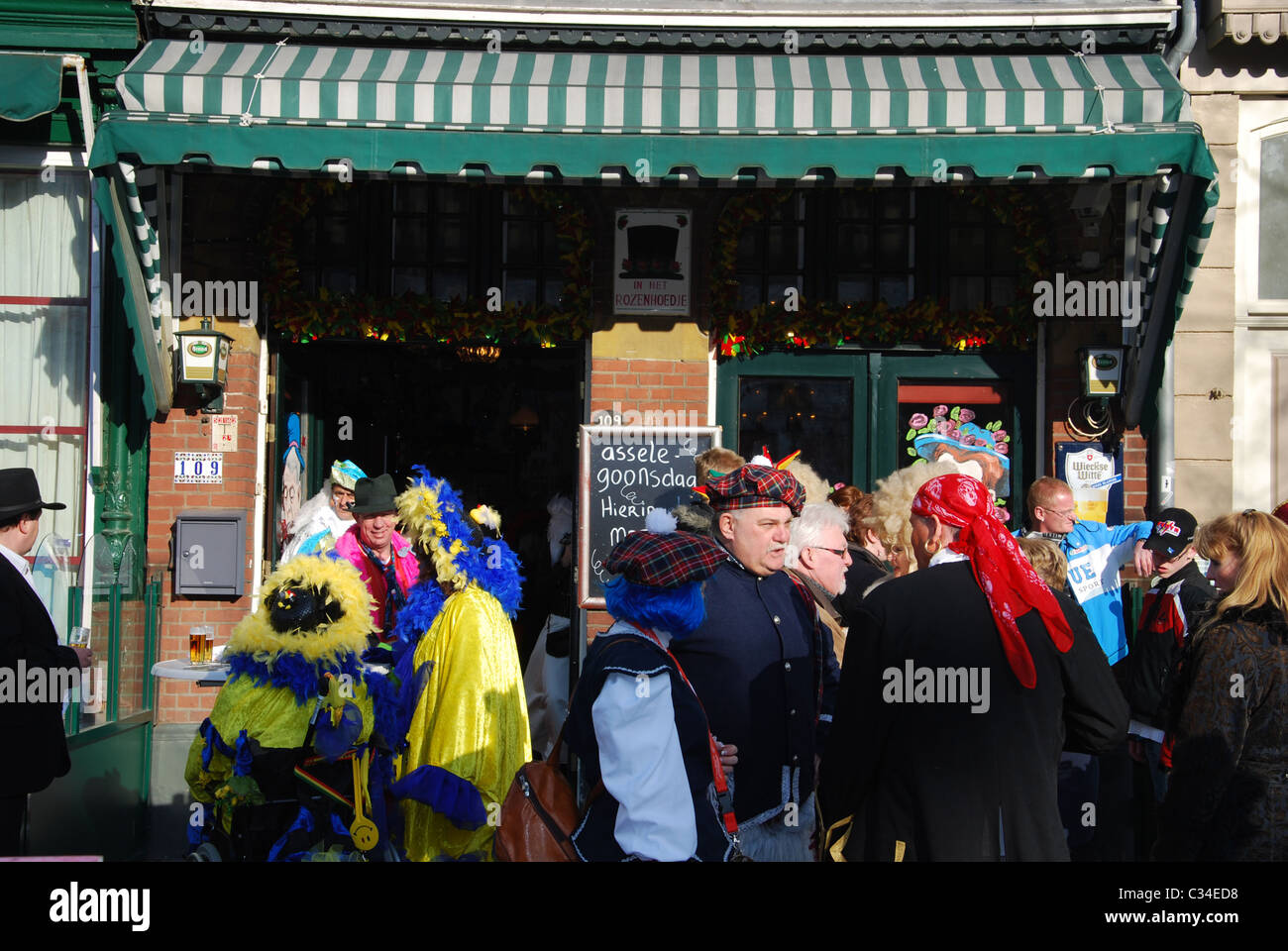 La folla fuori cafe a carnevale Maastricht Paesi Bassi Foto Stock