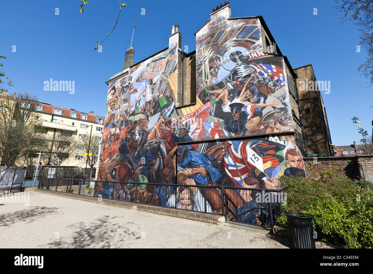 La battaglia di Cable Street murale creato dall'artista Dave Binnington, Londra, Inghilterra, Regno Unito. Foto Stock