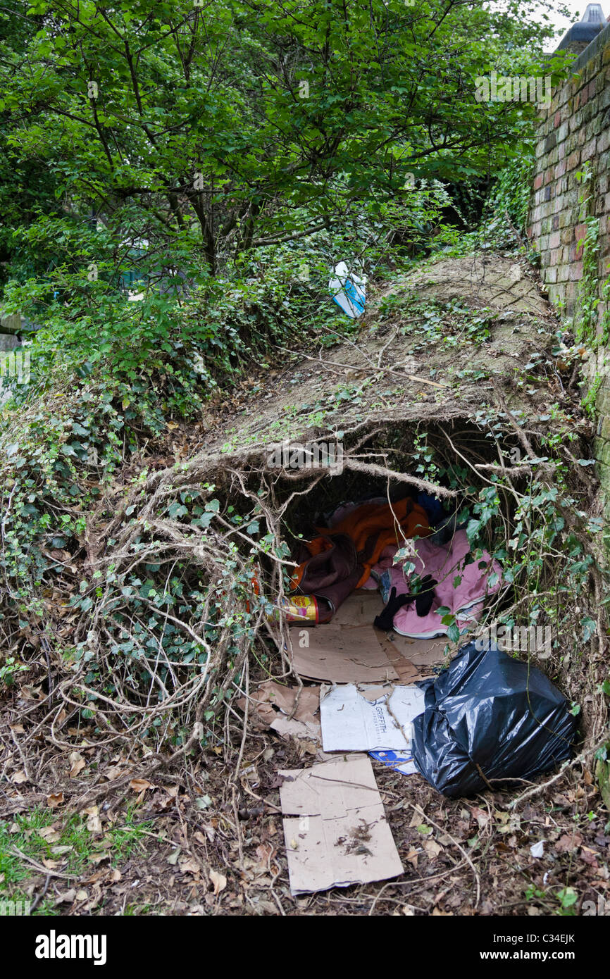 Senzatetto REGNO UNITO: un letto di cartone e di rifugio in boccole in Nottingham, Inghilterra, Regno Unito Foto Stock