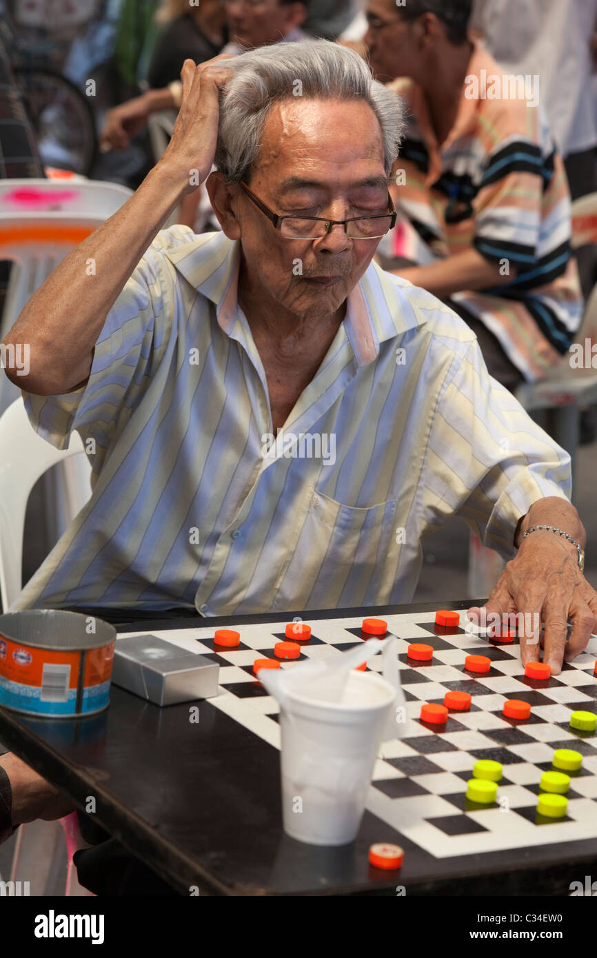 Chinatown, Singapore - uomo giocando a Dama Foto Stock