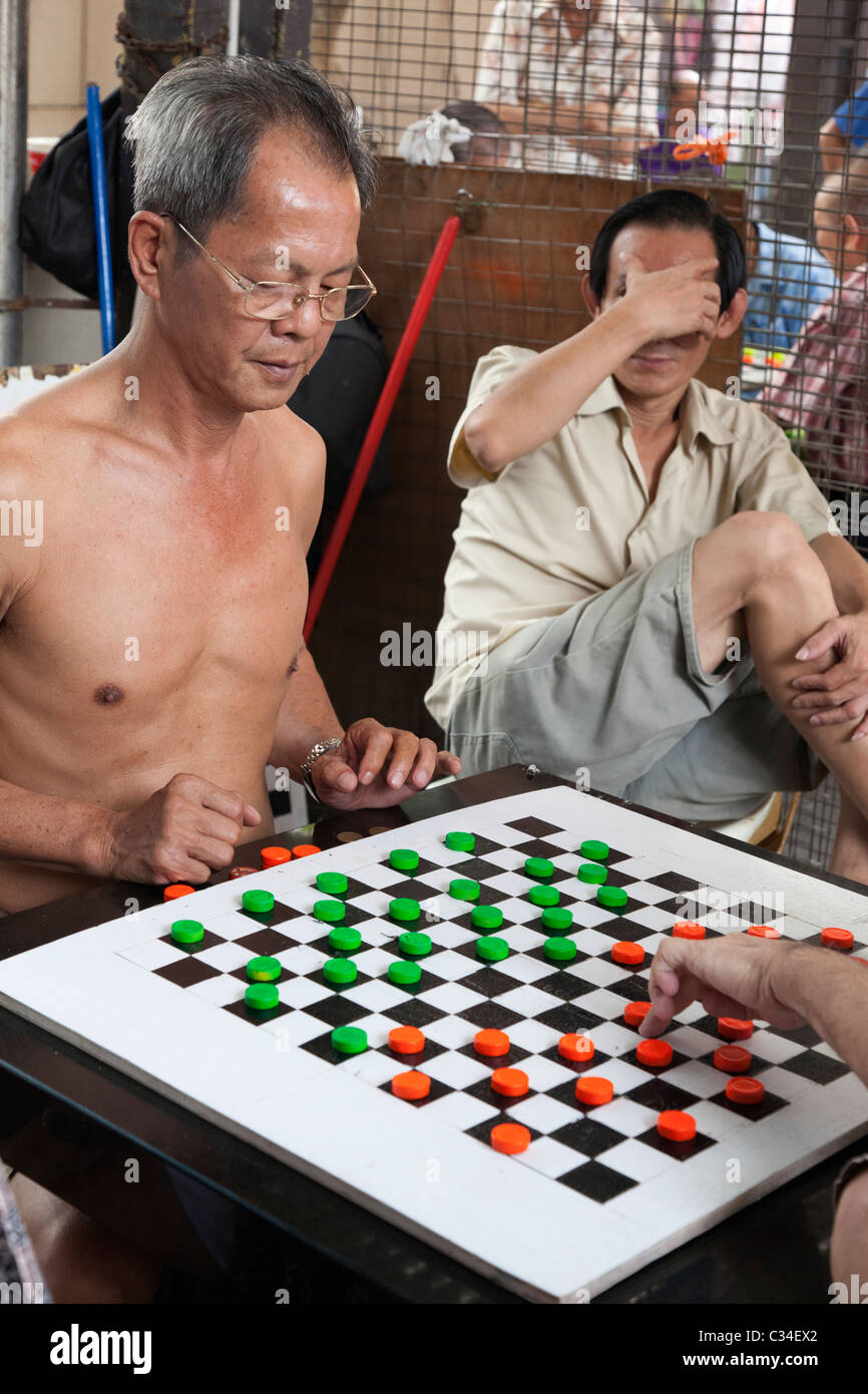 Chinatown, Singapore - gli uomini giocano a dama 2 Foto Stock