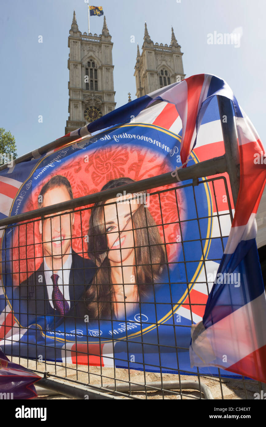 Facce di Prince William e sua moglie di essere Kate Middleton, appaiono sulle bandiere attaccata alla ringhiera di fronte al Westminster Abbey Foto Stock