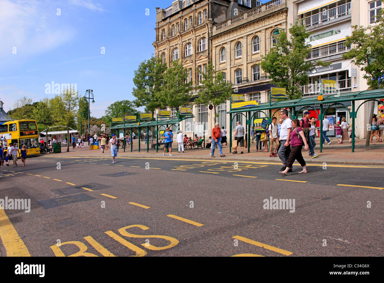 Bournemouth Square con le numerose fermate degli autobus Foto Stock
