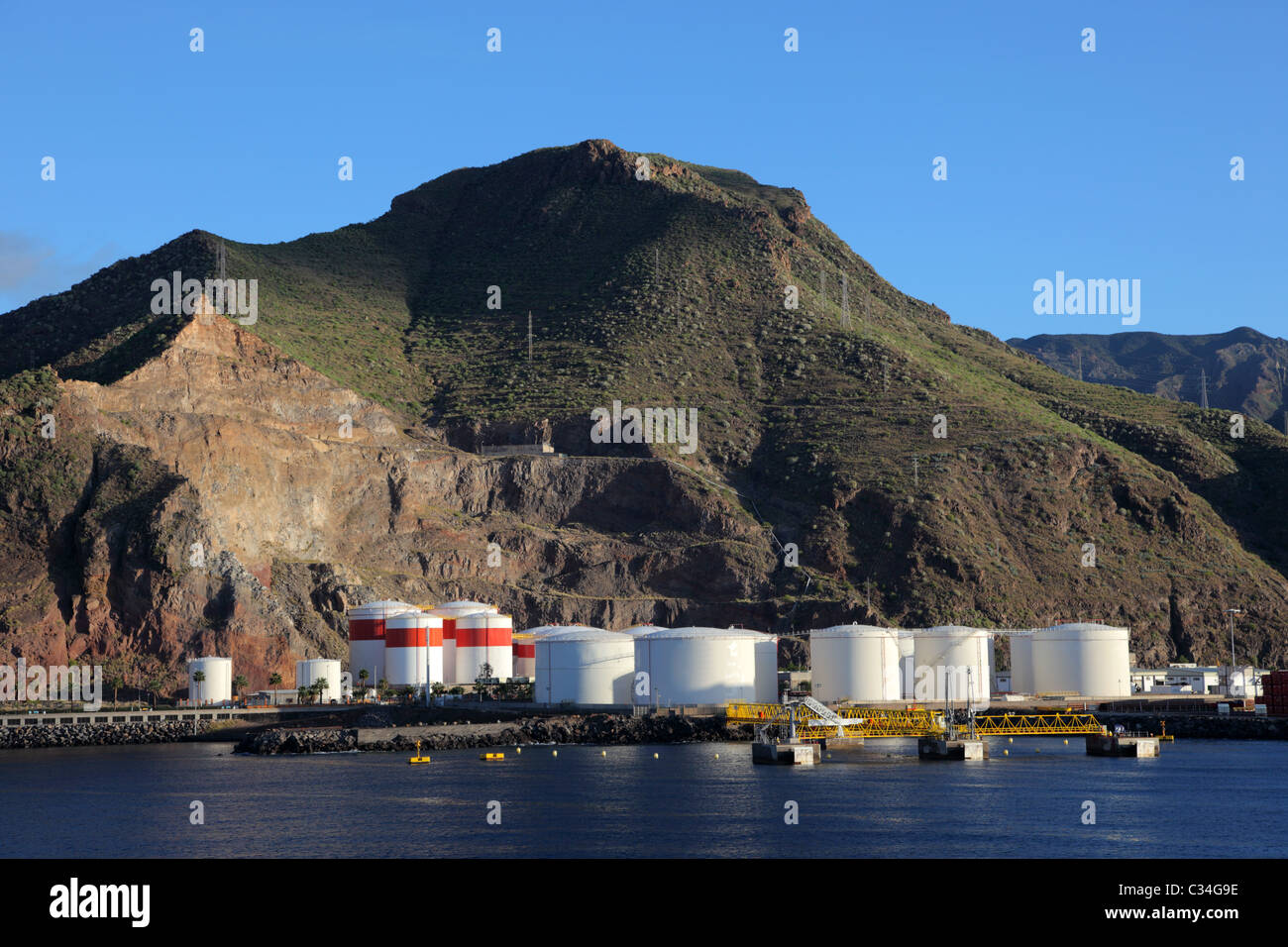 Stoccaggio di olio nel porto industriale Foto Stock