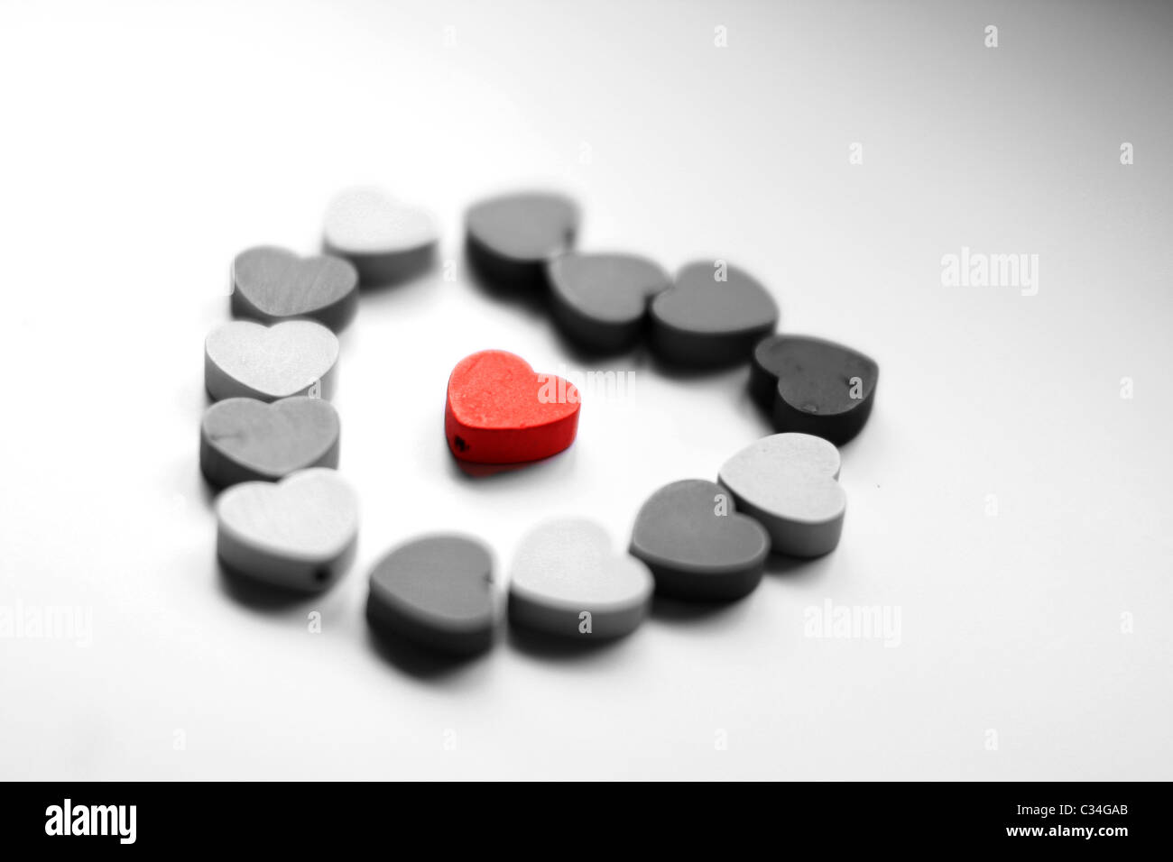 Cuore di legno cerchio in bianco e nero con un cuore rosso al centro dell'inquadratura Foto Stock