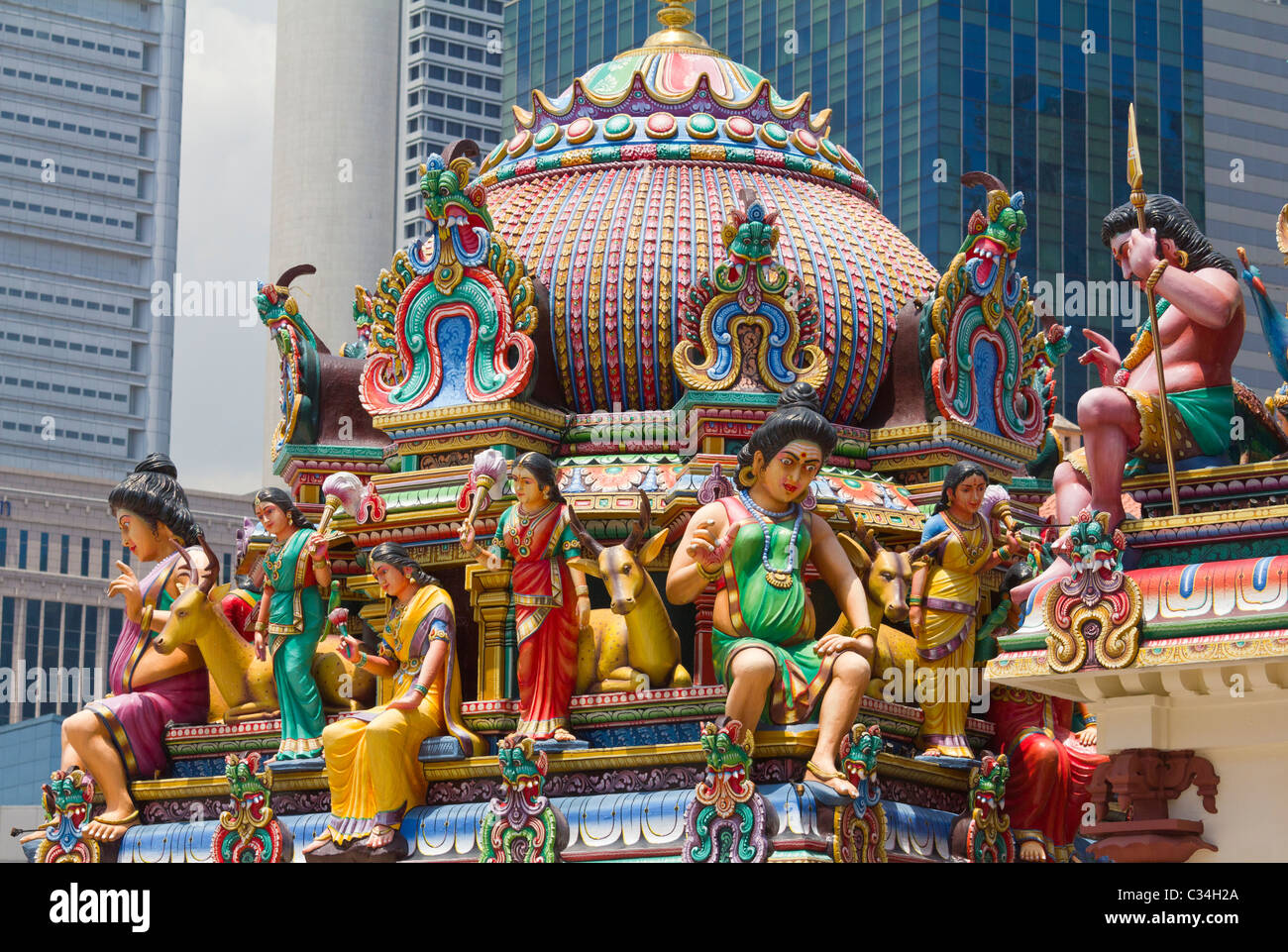 Sri Mariamman tempio indù di Singapore - il pantheon delle divinità dipinta 15 Foto Stock