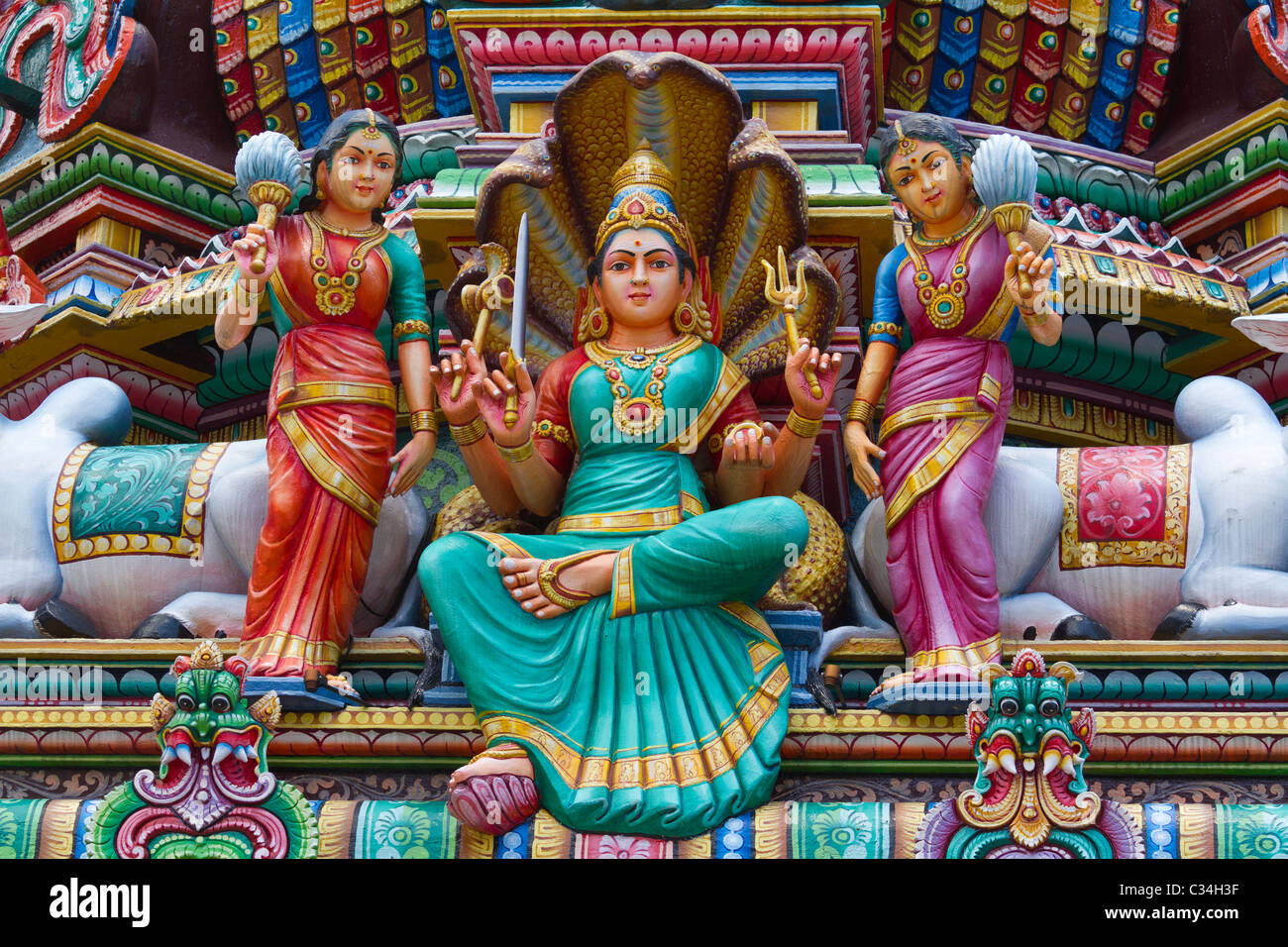 Sri Mariamman tempio indù di Singapore - il pantheon delle divinità dipinta 14 Foto Stock