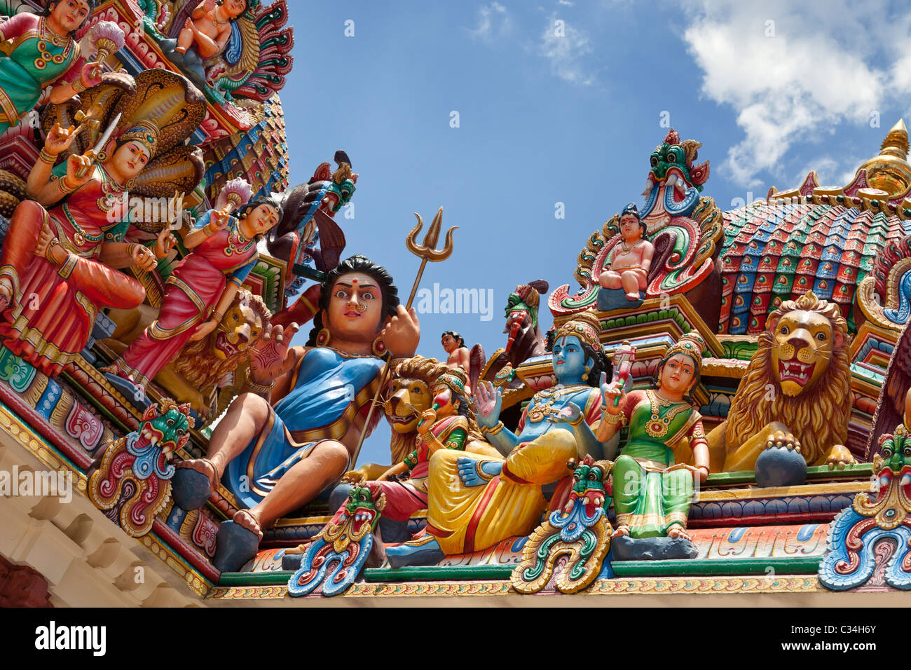 Sri Mariamman tempio indù di Singapore - il pantheon delle divinità dipinta 11 Foto Stock