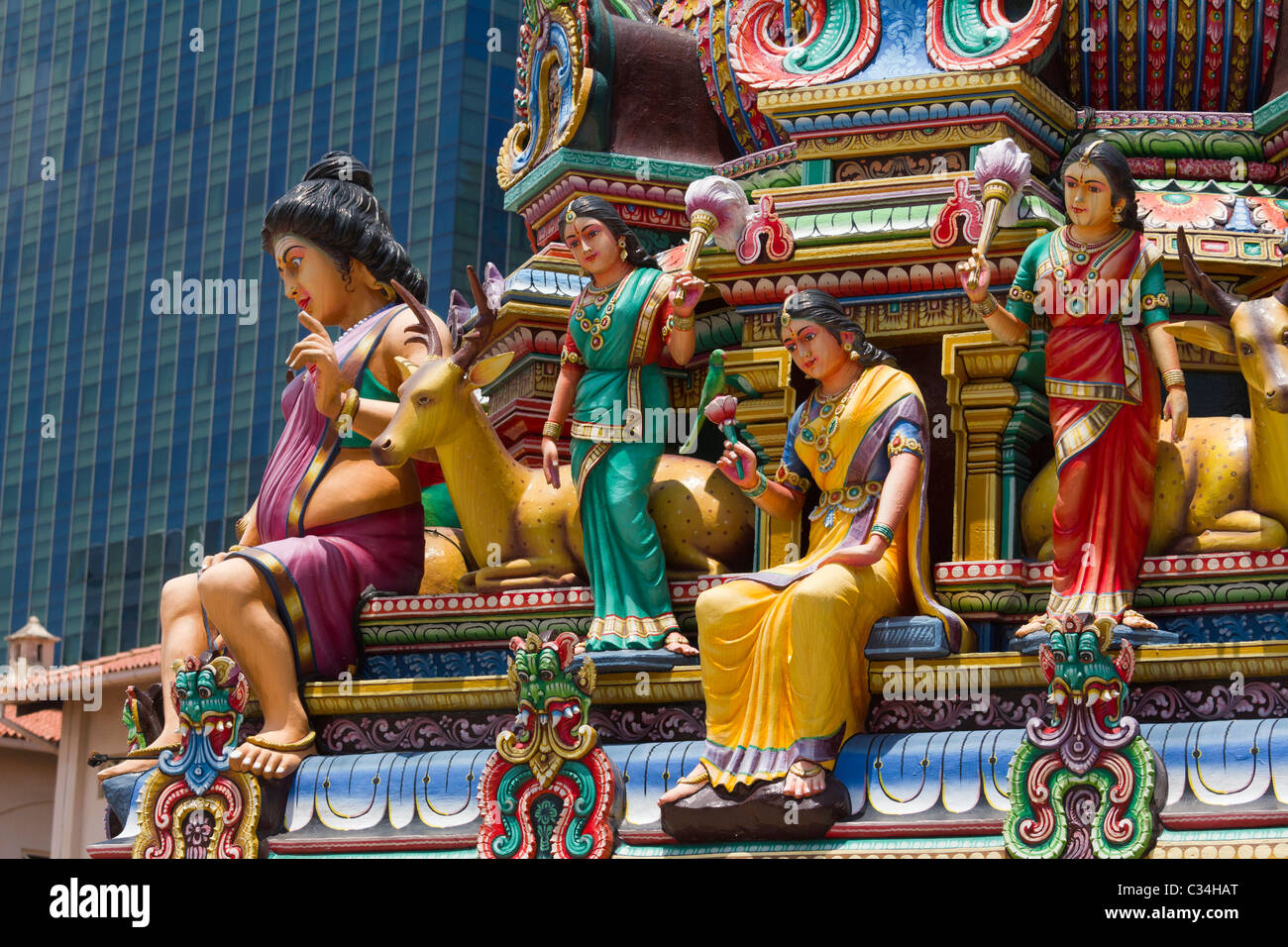 Sri Mariamman tempio indù di Singapore - il pantheon delle divinità dipinte 7 Foto Stock