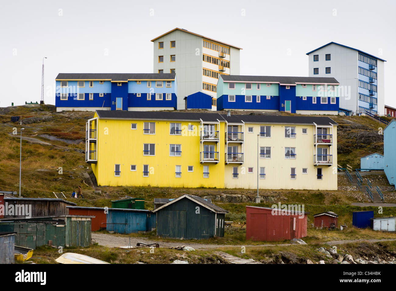 Appartamenti a Narsaq, Fishermans Huts in primo piano, Groenlandia meridionale. Foto Stock