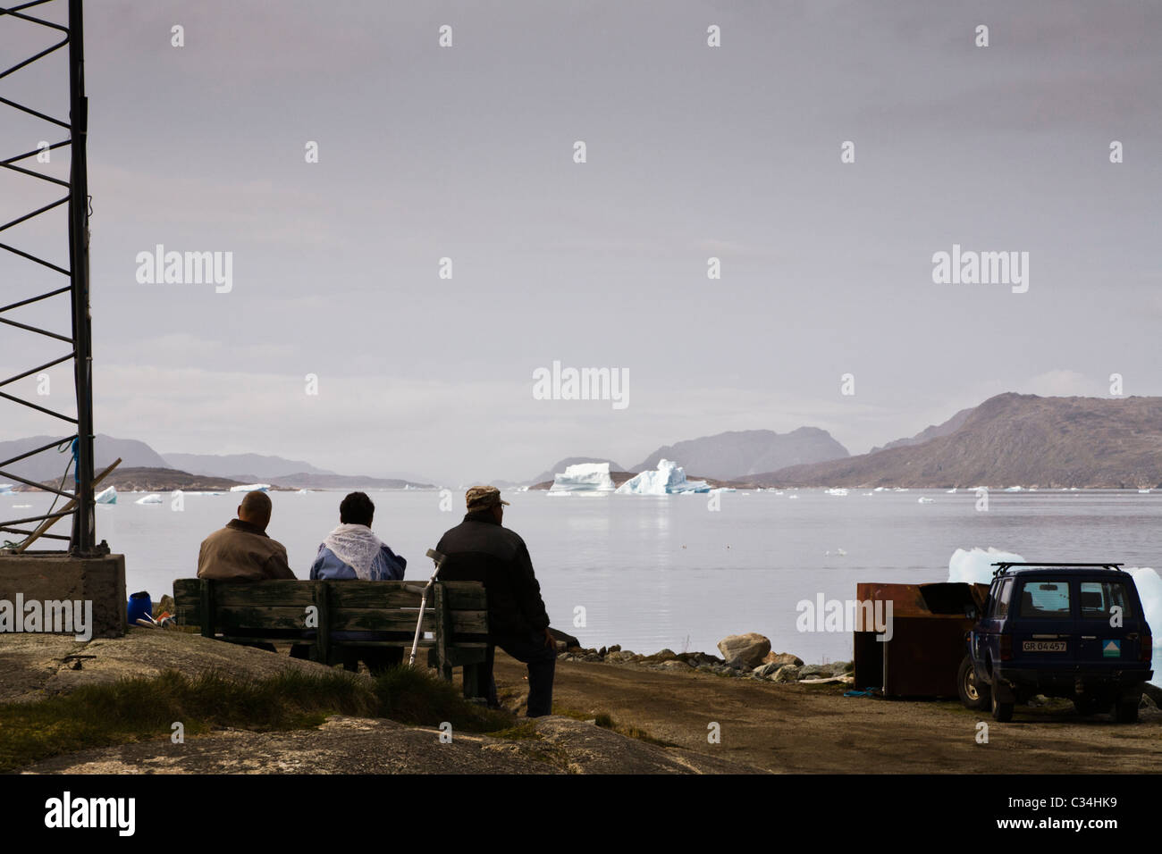 Persone che guardano sul fiordo, Narsaq, Groenlandia meridionale. Foto Stock