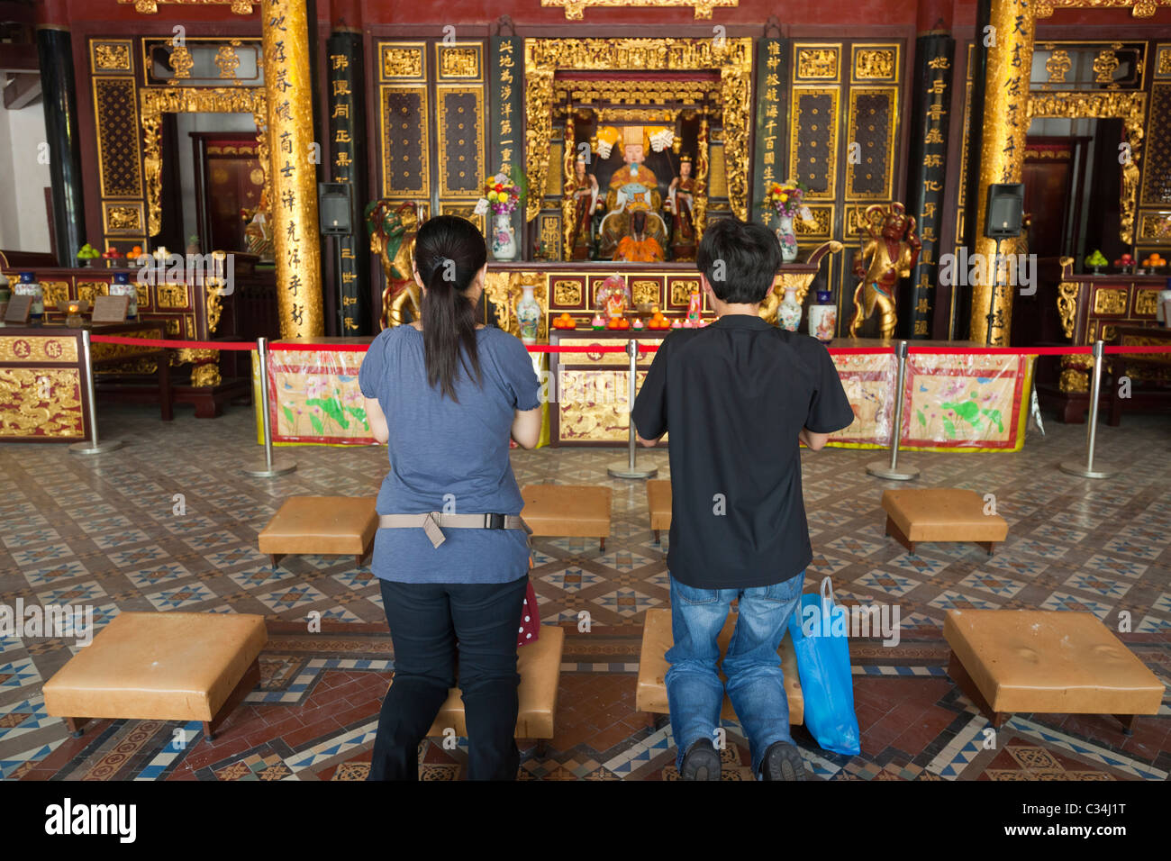 Thian Hok Keng Temple, Singapore - preghiera matura Foto Stock