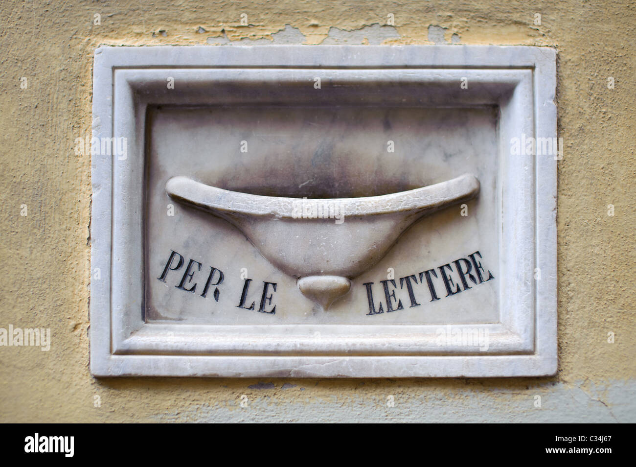 Antiquariato casella di posta, slot per le lettere in un muro di pietra Foto Stock