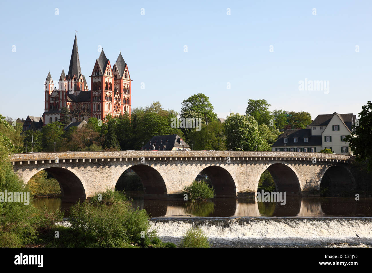 Il vecchio Lahn river bridge e la cattedrale nel Limburgo (Limburger Dom), Hesse in Germania Foto Stock