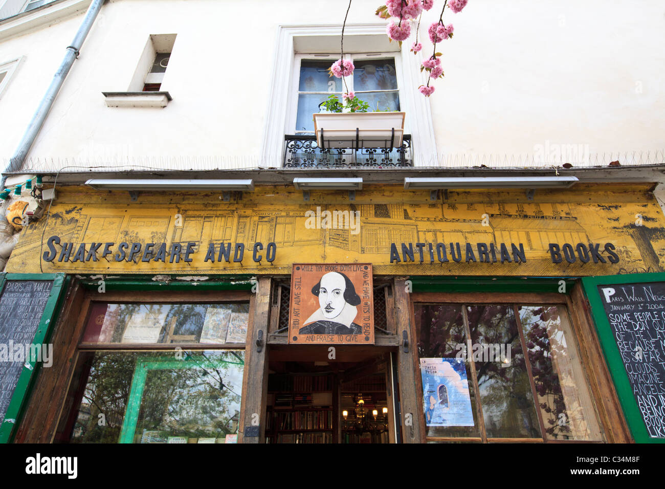 La libreria di Shakespeare and Company Antiquarian nel quartiere Latino, Parigi, Francia Foto Stock