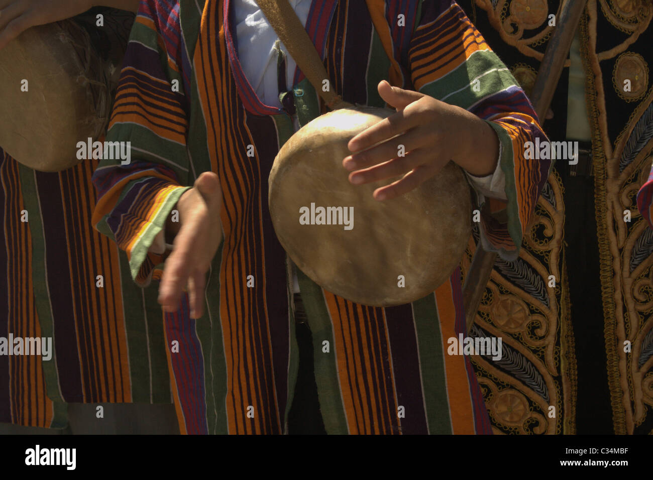 Tajik musicisti che suonano i tamburi 'doira', Nurek, Tagikistan Foto Stock