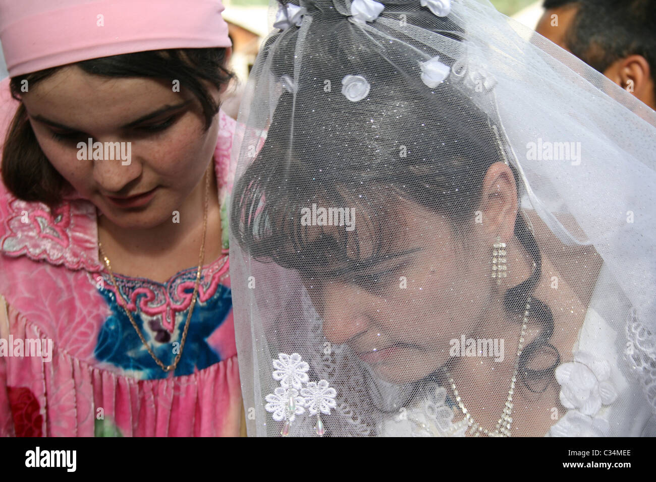 Sposa tagiko e damigella al matrimonio tradizionale nel villaggio di Anzob, Tagikistan Foto Stock
