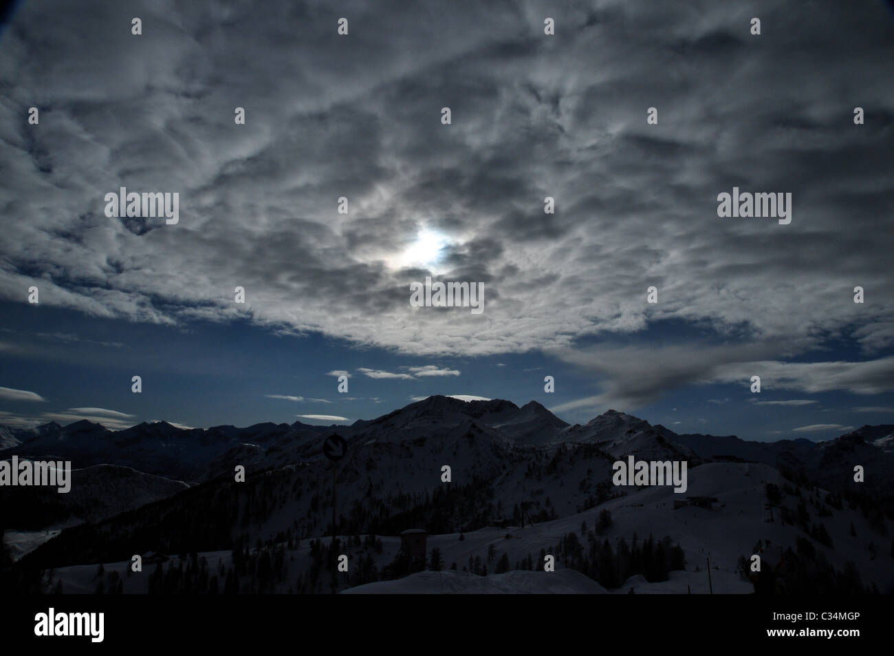 Cielo nuvoloso e raccoglie delle Alpi Foto Stock