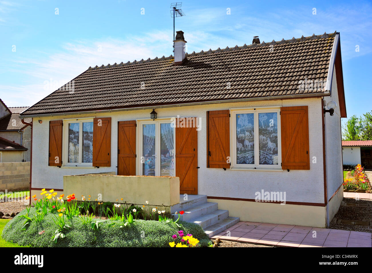 Bungalow francese, con tendine in Windows. A Gurgy Foto Stock