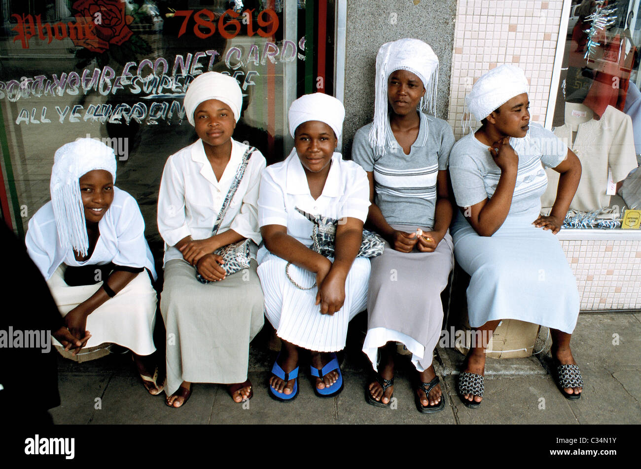 Mujeres sentadas en la calle Foto Stock