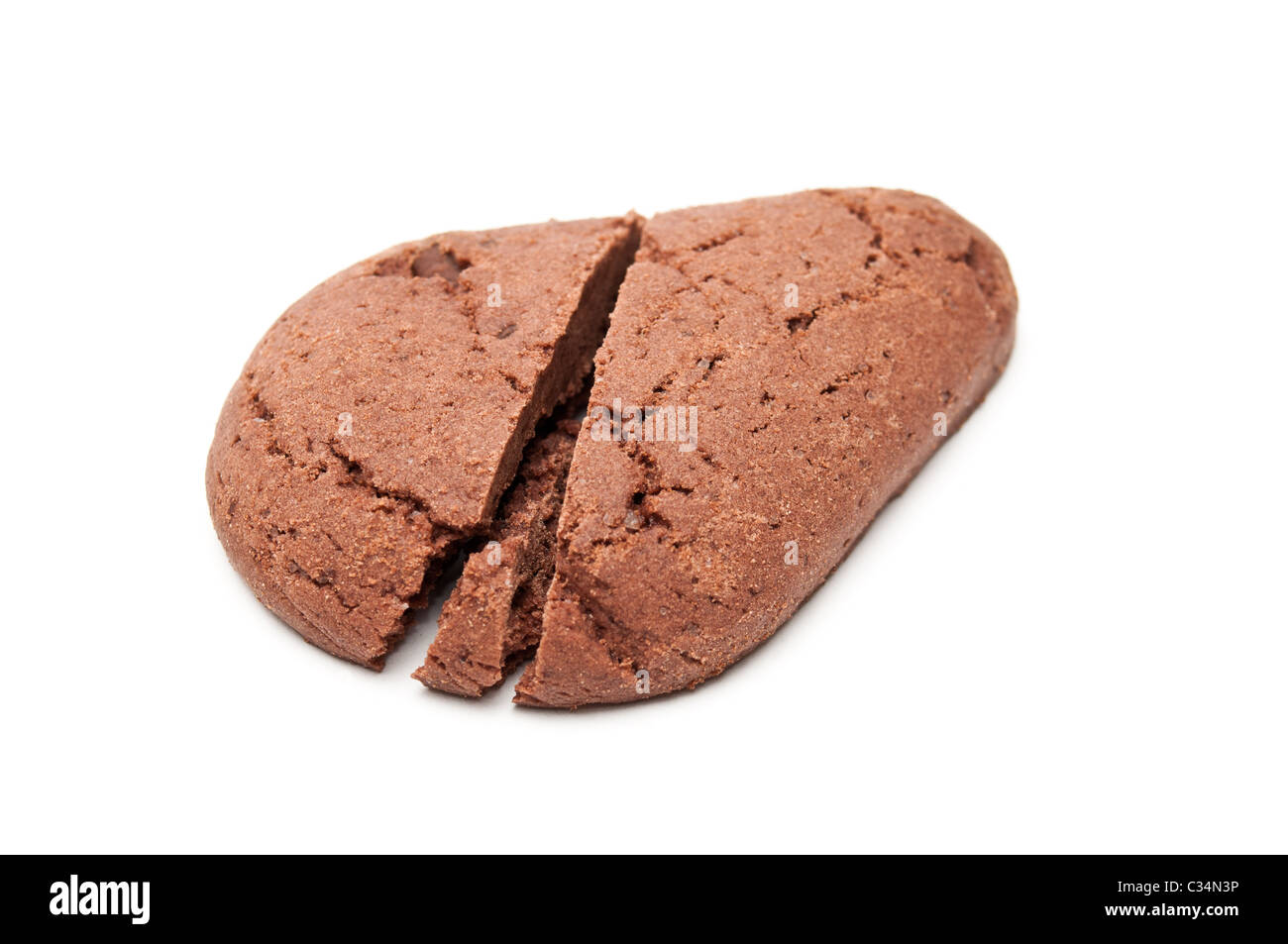 A forma di goccia cookie al cioccolato tagliato a metà isolato su bianco Foto Stock