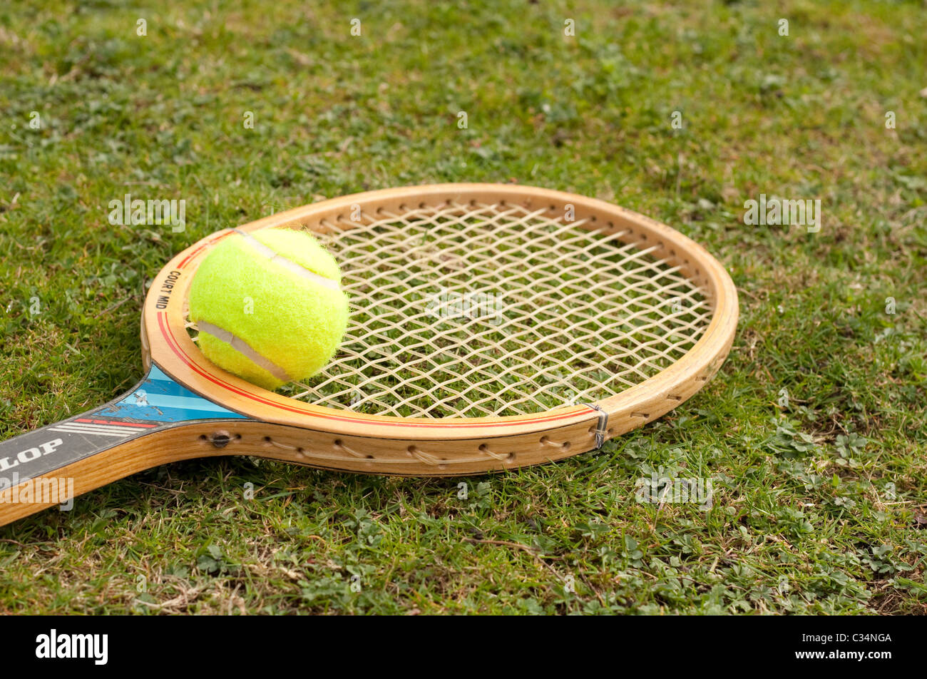 Racchetta da tennis e la sfera su un prato Foto Stock