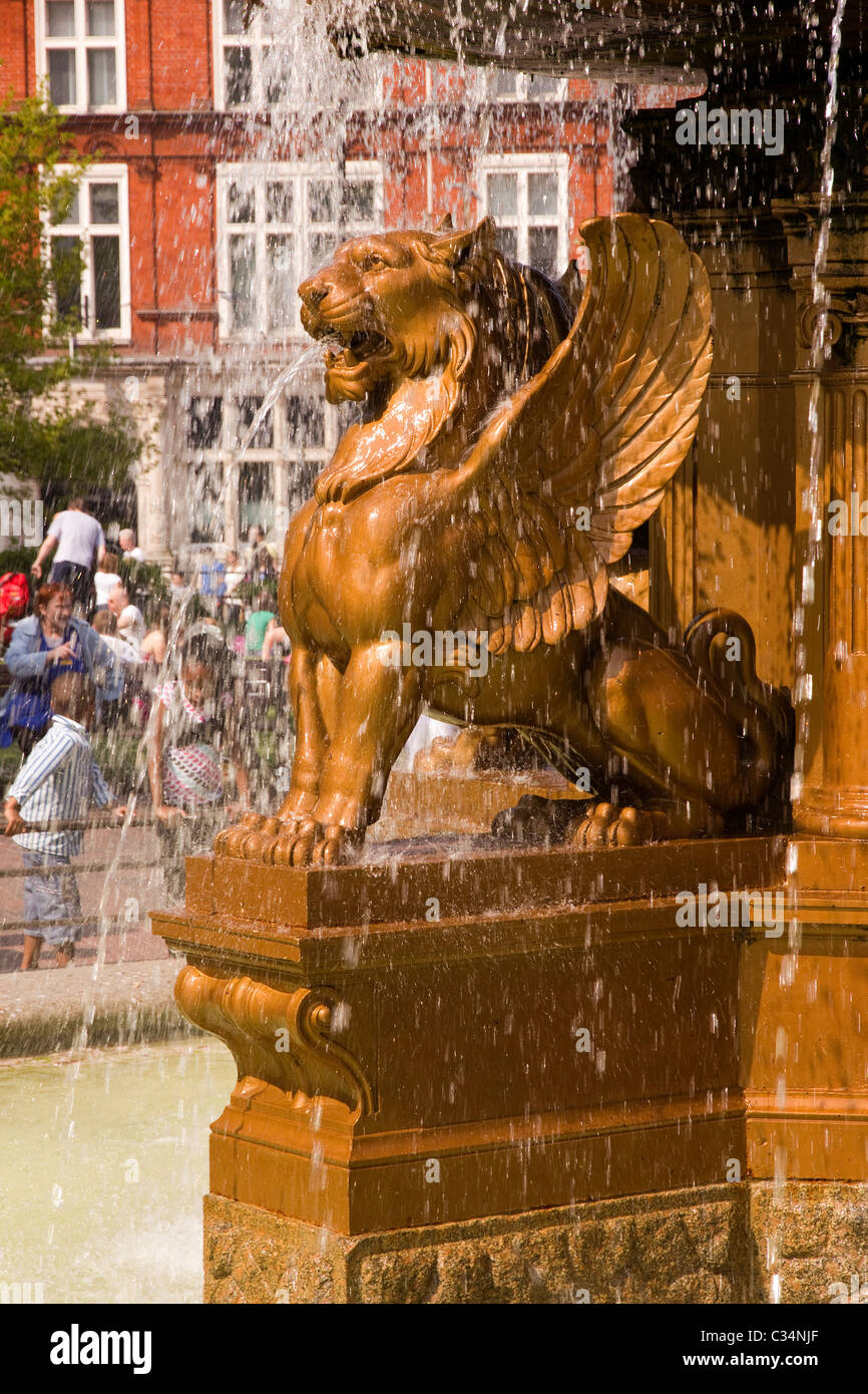 Golden leone alato statua in acqua ornamentale fontana nella piazza del Municipio, Leicester, England, Regno Unito Foto Stock