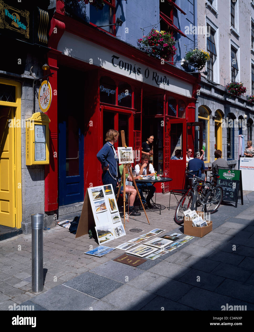 La città di Galway,Co Galway, Irlanda;l'artista di strada che vendono quadri Foto Stock
