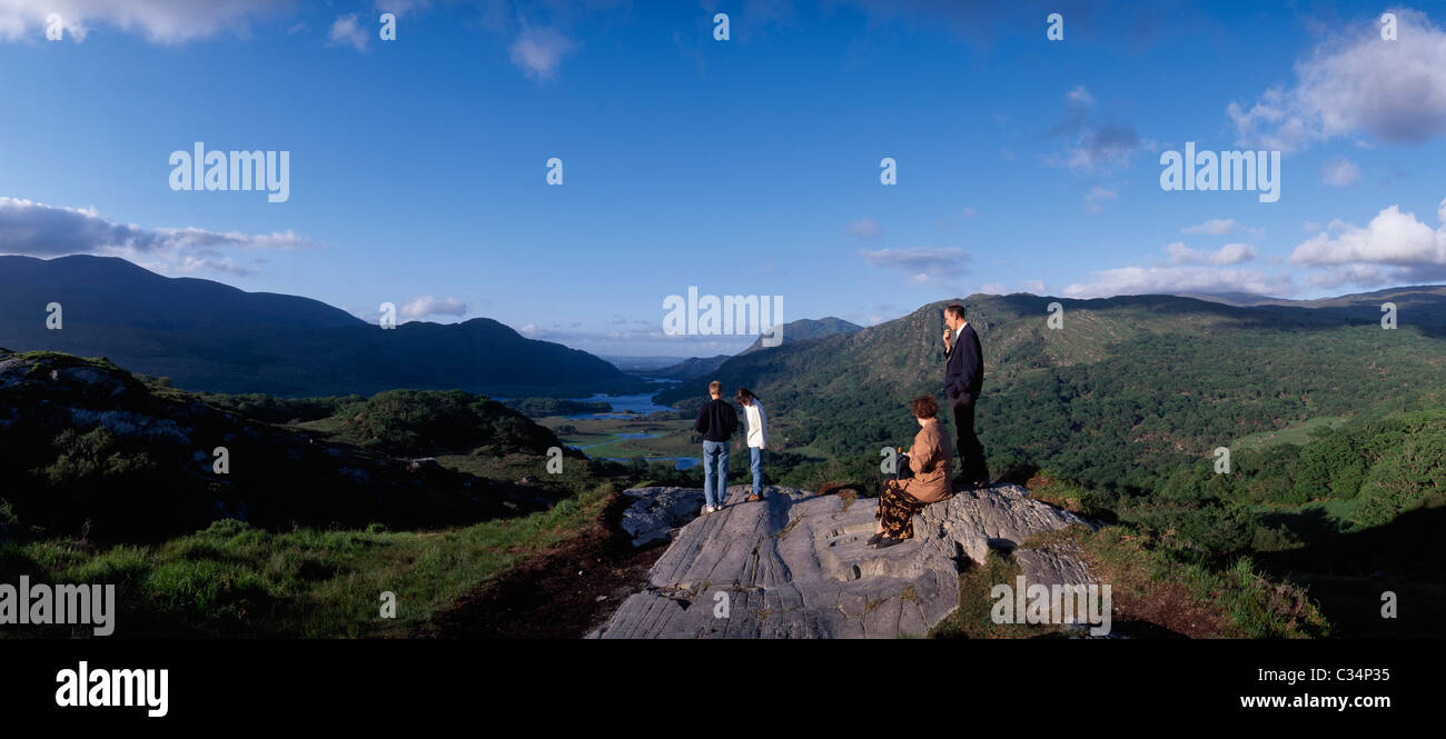 Ladies View,Killarney,Co Kerry,l'Irlanda;i turisti in cerca di visualizzare Foto Stock