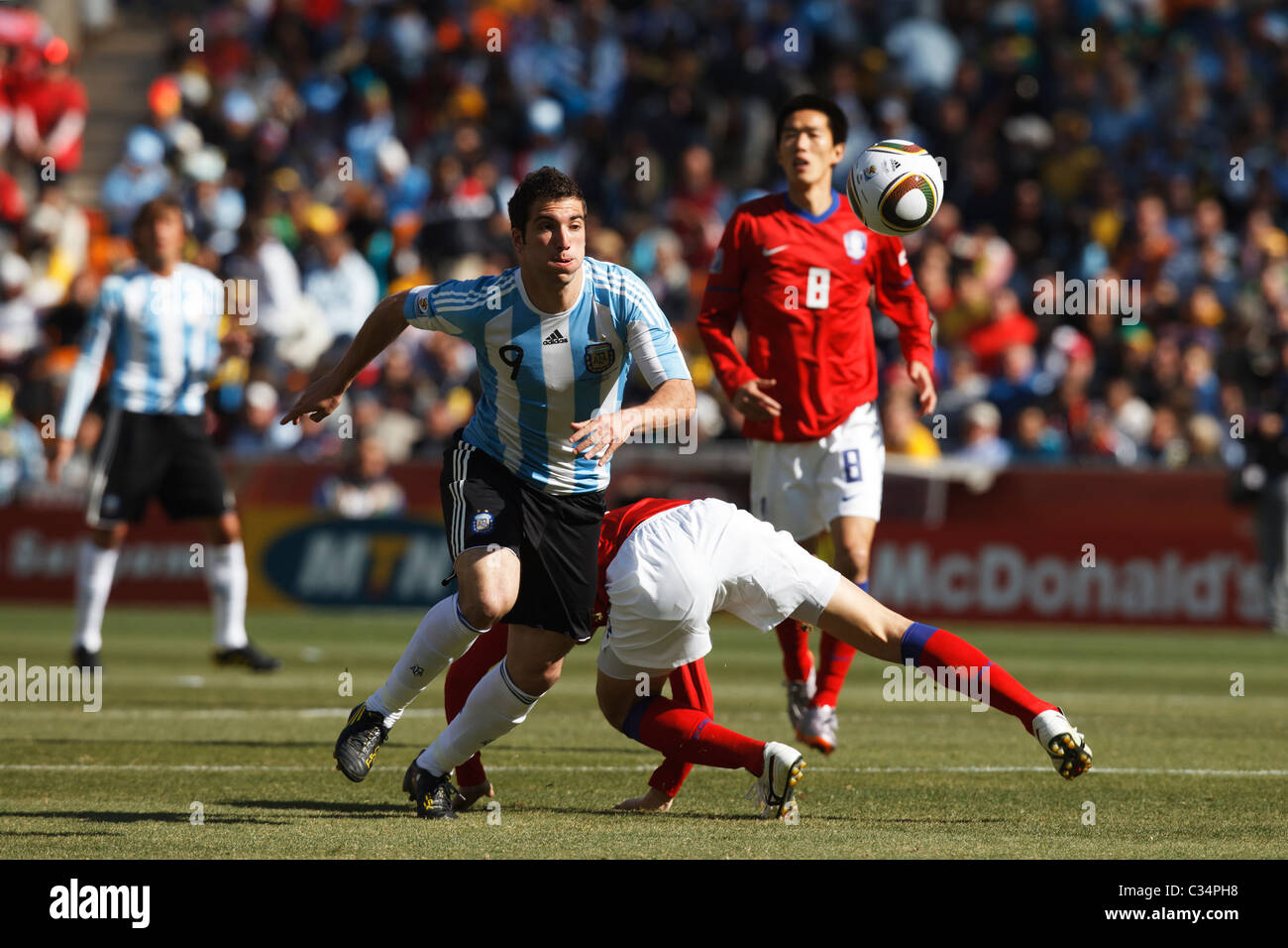Gonzalo Higuain di Argentina insegue la sfera durante la Coppa del Mondo FIFA 2010 partita di calcio contro la Corea del Sud il 17 giugno 2010. Foto Stock