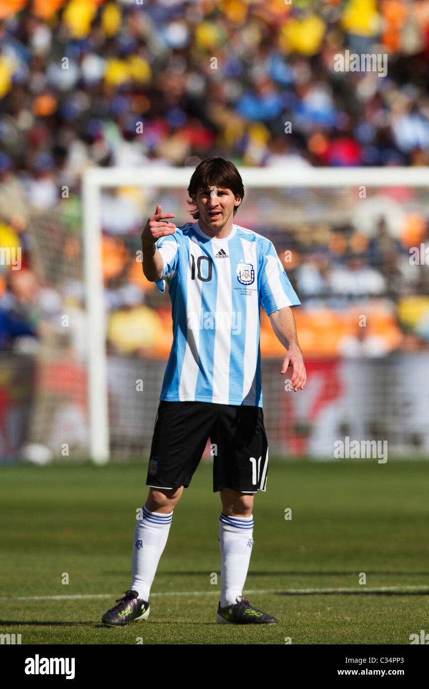 Lionel messi dell'Argentina gesti durante una partita di calcio della Coppa del mondo FIFA contro la Corea del Sud il 17 giugno 2010 al Soccer City Stadium di Johannesburg, Sudafrica. Solo per uso editoriale. Nessuna spinta all'utilizzo dei dispositivi mobili. (Fotografia di Jonathan Paul Larsen / Diadem Images) Foto Stock