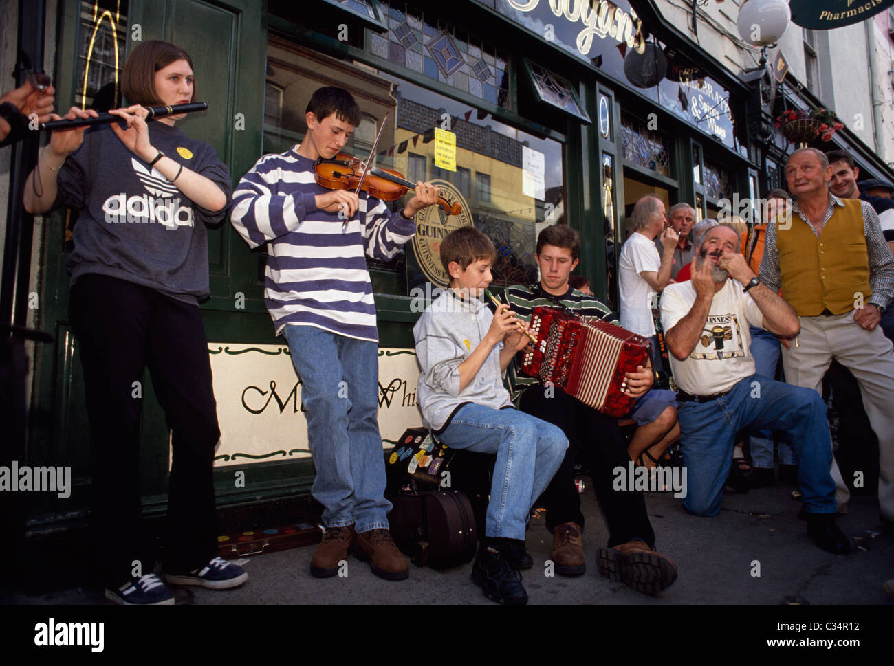 Co Mayo, Irlanda;persone che giocano la musica tradizionale irlandese nel Fleadh Ceoil Foto Stock