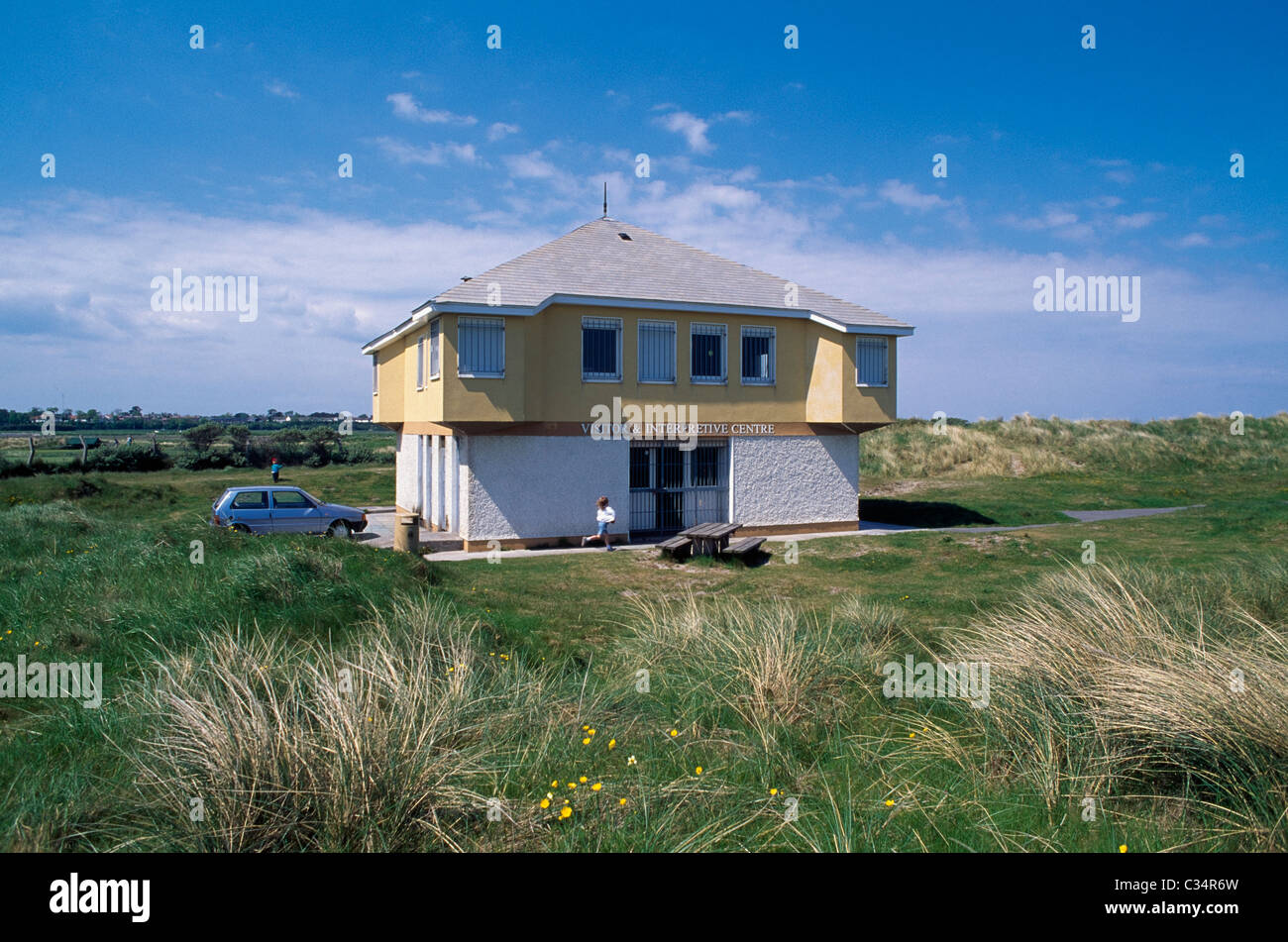 Bull Island,Co Dublin , Ireland;i bambini che corre intorno a un centro visitatori Foto Stock