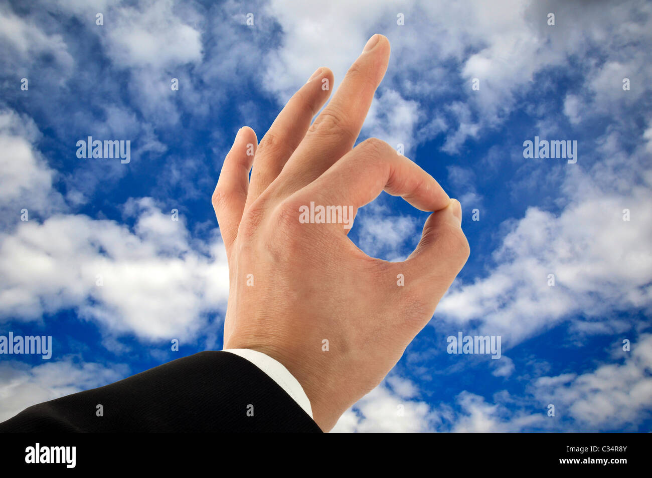 Business man mano della firma in buone condizioni nel cielo Foto Stock