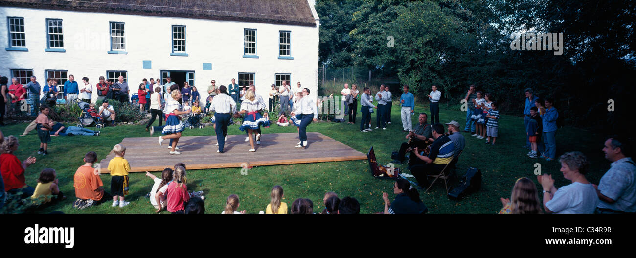 Ulster American Folk Park,Co Tyrone,l'Irlanda del Nord;intasare ballerini folk park Foto Stock