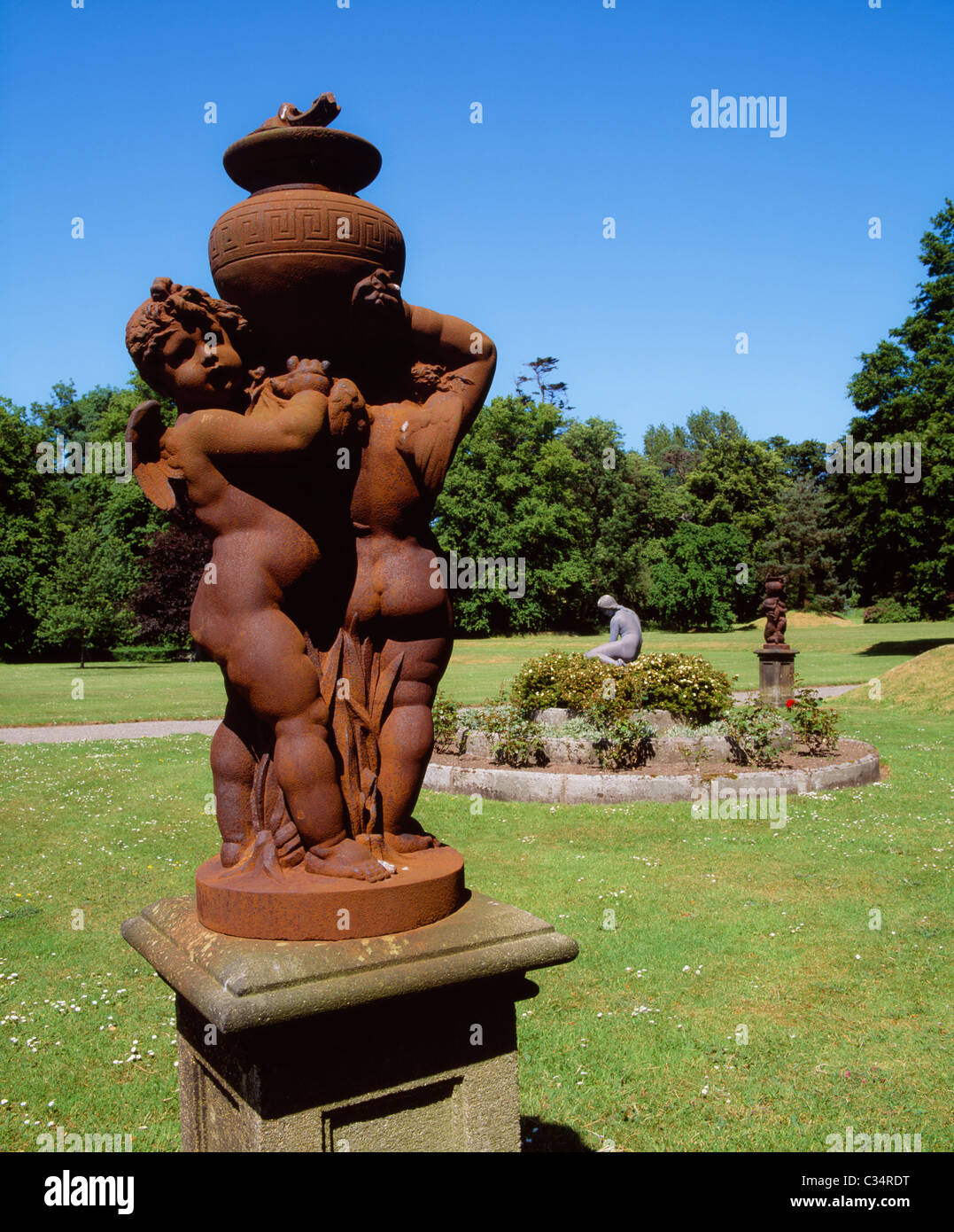 Kilruddery Casa Co Wicklow, Statua di ferro e altre sculture, estate Foto Stock