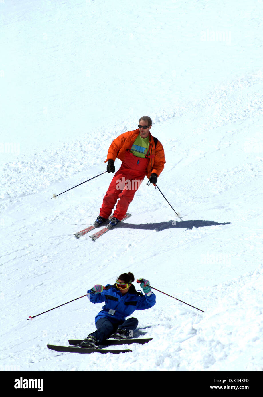 Due gli sciatori sulle piste, Mt Ruapehu in Nuova Zelanda Foto Stock