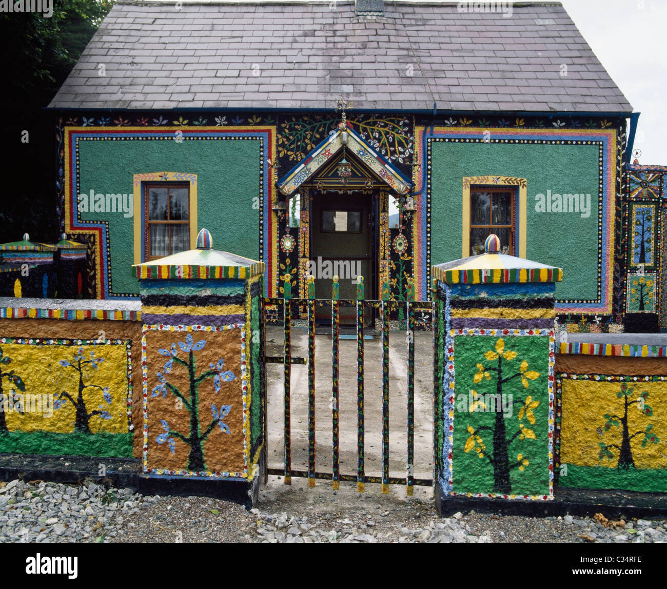 Decorate in modo creativo Cottage, adornata con dipinti murali di Boemia Foto Stock