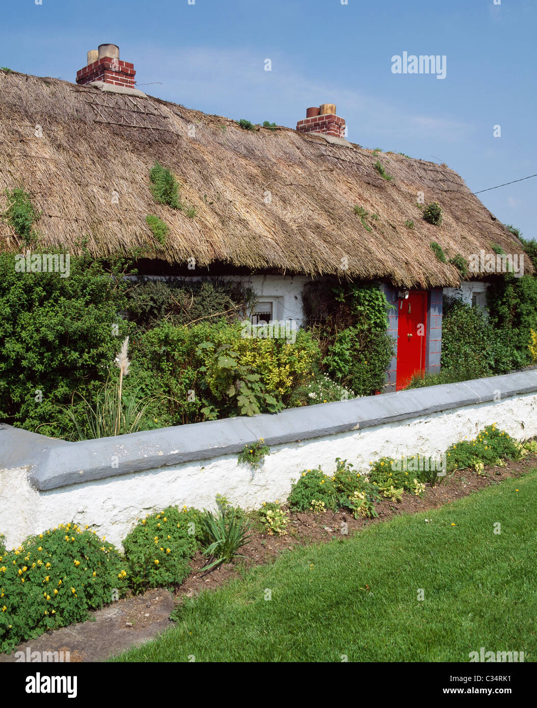 Vicino a Ballysadare,Co,Sligo Irlanda;tradizionale cottage con il tetto di paglia Foto Stock