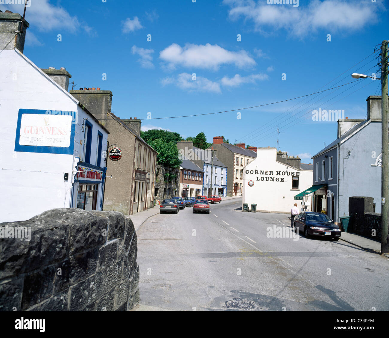 Strada attraverso il villaggio, Kilkelly, County Mayo, Irlanda Foto Stock