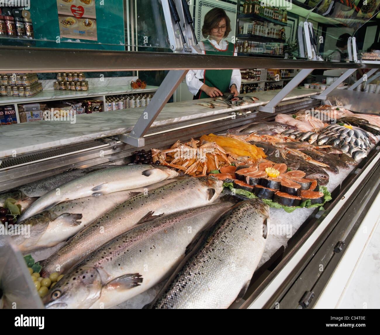 Pesce fresco sul display nel mercato Foto Stock