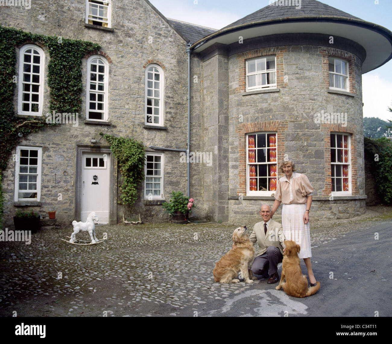 Coppia senior con cani Assolas Country House Kanturk nella contea di Cork in Irlanda Foto Stock
